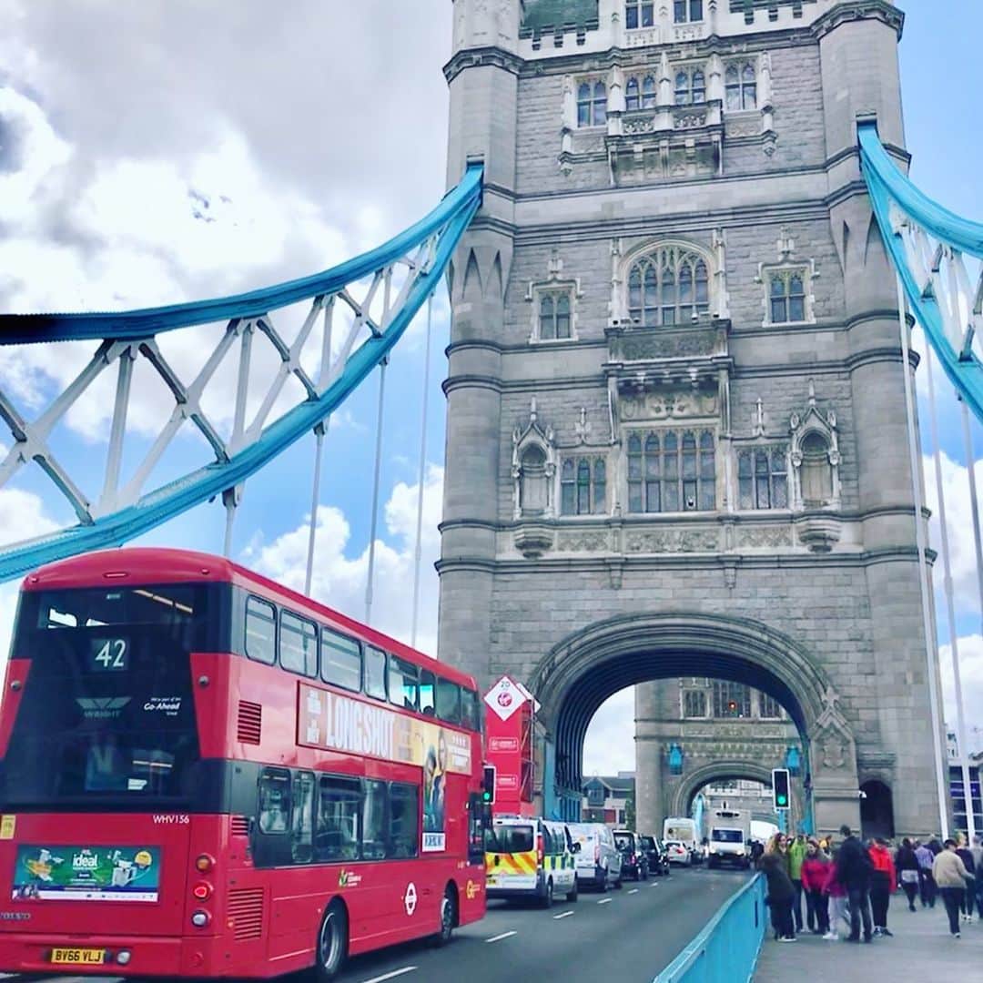 丸山裕理さんのインスタグラム写真 - (丸山裕理Instagram)「. London moments. My first quick business trip to London. 🇬🇧☕️🧁💂‍♂️ . 取材先で出会った景色とか おいしかった食べ物、 道を間違えて郊外まで行っちゃったこと。 他愛のないこと、ぜんぶ話したいな。  友達、元気かな。 . #london #london_city_photo  #unitedkingdom #uk #england  #towerbridge #backinghampalace  #londonstreets #londonmarathon  #britishairways #impression_shots  #ロンドン #ロンドン塔 #ヨーロッパ周遊」5月17日 2時31分 - yuri_maruyama1213