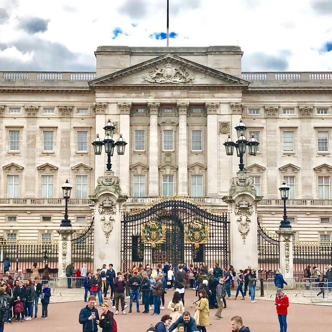 丸山裕理さんのインスタグラム写真 - (丸山裕理Instagram)「. London moments. My first quick business trip to London. 🇬🇧☕️🧁💂‍♂️ . 取材先で出会った景色とか おいしかった食べ物、 道を間違えて郊外まで行っちゃったこと。 他愛のないこと、ぜんぶ話したいな。  友達、元気かな。 . #london #london_city_photo  #unitedkingdom #uk #england  #towerbridge #backinghampalace  #londonstreets #londonmarathon  #britishairways #impression_shots  #ロンドン #ロンドン塔 #ヨーロッパ周遊」5月17日 2時31分 - yuri_maruyama1213