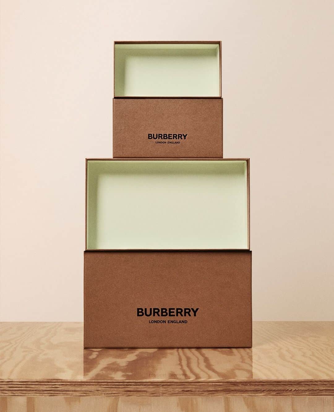 Burberryさんのインスタグラム写真 - (BurberryInstagram)「Introducing #ReBurberry . We're disrupting and improving every stage of how we create our products to support circularity . Our new packaging and dust bags are made from upcycled materials. We are reducing plastic, repurposing fabric and finding new technologies to create the materials of the future . Explore our Stories to see more . #SustainableFashion #RewritingFashion #CPHFS19」5月17日 2時33分 - burberry