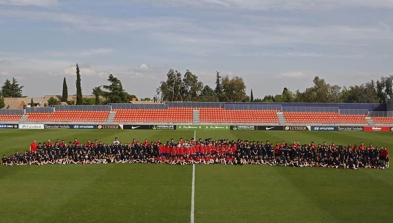 ディエゴ・ゴディンさんのインスタグラム写真 - (ディエゴ・ゴディンInstagram)「Linda tarde visitando a las chicas y chicos de la Academia del Atlético de Madrid. Mucha suerte y sigan disfrutando de esta etapa tan bonita para aprender y hacer amigos!!! 👏🏻👏🏻」5月17日 2時36分 - diegogodin