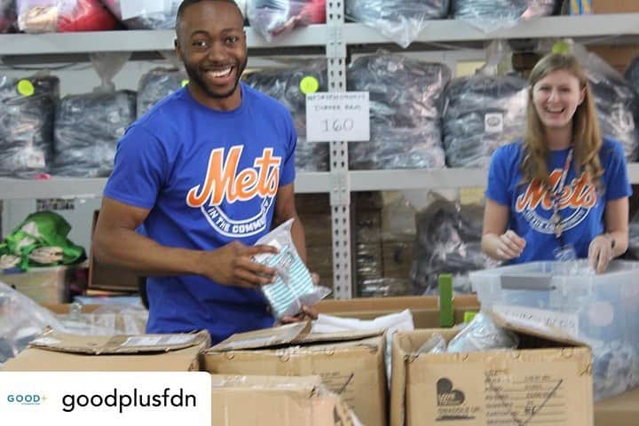 ジェシカ・サインフェルドさんのインスタグラム写真 - (ジェシカ・サインフェルドInstagram)「Um YES...Let’s Go Mets!! We ❤️ our volunteers!  Repost @goodplusfdn The @Mets made time in the early days of the @MLB season to prepare new parent gift bags for our program families. Thank you!」5月17日 2時37分 - jessseinfeld