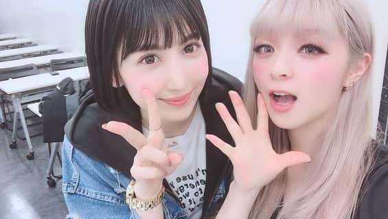 梅田えりかさんのインスタグラム写真 - (梅田えりかInstagram)「実は高校の同級生だったメイリアちゃんにボーカルレッスンをして頂いちゃいましたっ😭👏💓感激です！！ . 何様だ！そんなのとっくに知ってるよ！と言われてしまうかもですが😱声を大にして言わせて頂きます🙇‍♀️私の今までの人生で知り合って生歌を聞いた中でもメイリアちゃんは断トツにボーカルスキルが優れていて何よりも歌で人々を惹きつけれるアーティストさんだと思っているのです、密かにYouTubeもずっと見ていました🤫💓笑 . そんなメイリアちゃんに、かめリリちゃん達のボーカルレッスンをして頂けるなんて夢のようでした🤩メンバー達にもファンでしたって子がいてとても喜んでいました🤤💓さすが影響力凄い！！！！ . レッスンを受けてからかめリリちゃん達は周りのスタッフさん達に「練習沢山したの？ぐんと成長したね」って言ってもらえたときは、さすがメイリア様と思いました🤤💓👏一度のレッスンですがその中で沢山教えてくれたアドバイスや胸に刺さる言葉をいくつもくれて、それがかめリリちゃん達も響いたみたいで、レッスン前よりはるかに歌うという事に自信を持ってくれるようになりました！ . かめリリちゃん達もわたしもとてもメイリアちゃんに感謝してます😭✨いつか、いつか、お仕事でメイリアちゃんと共演出来るようそれまで沢山経験を積んで上を目指していこうとより思えましたっ☺️🎤✨✨✨ . 忙しい中本当にありがとうね😭💓わたしも久しぶりに会えて、生歌聞けて嬉しかったっ😘💋上手すぎて何回も鳥肌立ってた事はここだけの秘密で🤫㊙️ . #garnidelia #メイリア #タートルリリー #かめリリ #アイドル #ボーカルレッスン」5月17日 2時51分 - umeeri524