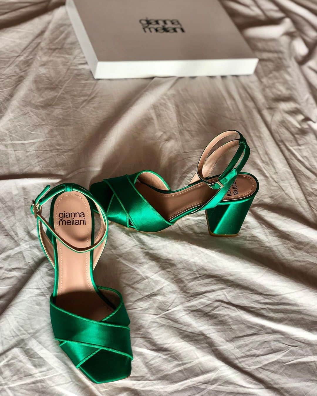 ジャンナメリアーニさんのインスタグラム写真 - (ジャンナメリアーニInstagram)「The elegance of “Sofia” in emerald green! 💚  #GIANNAMELIANI  #emerald#green#shoes#sandals#fashion#style#love#relax#light#colors#tb#tbt#thursday#amazing#shot#picoftheday#cool#beautiful#babe#girls#day#night」5月17日 2時45分 - giannameliani