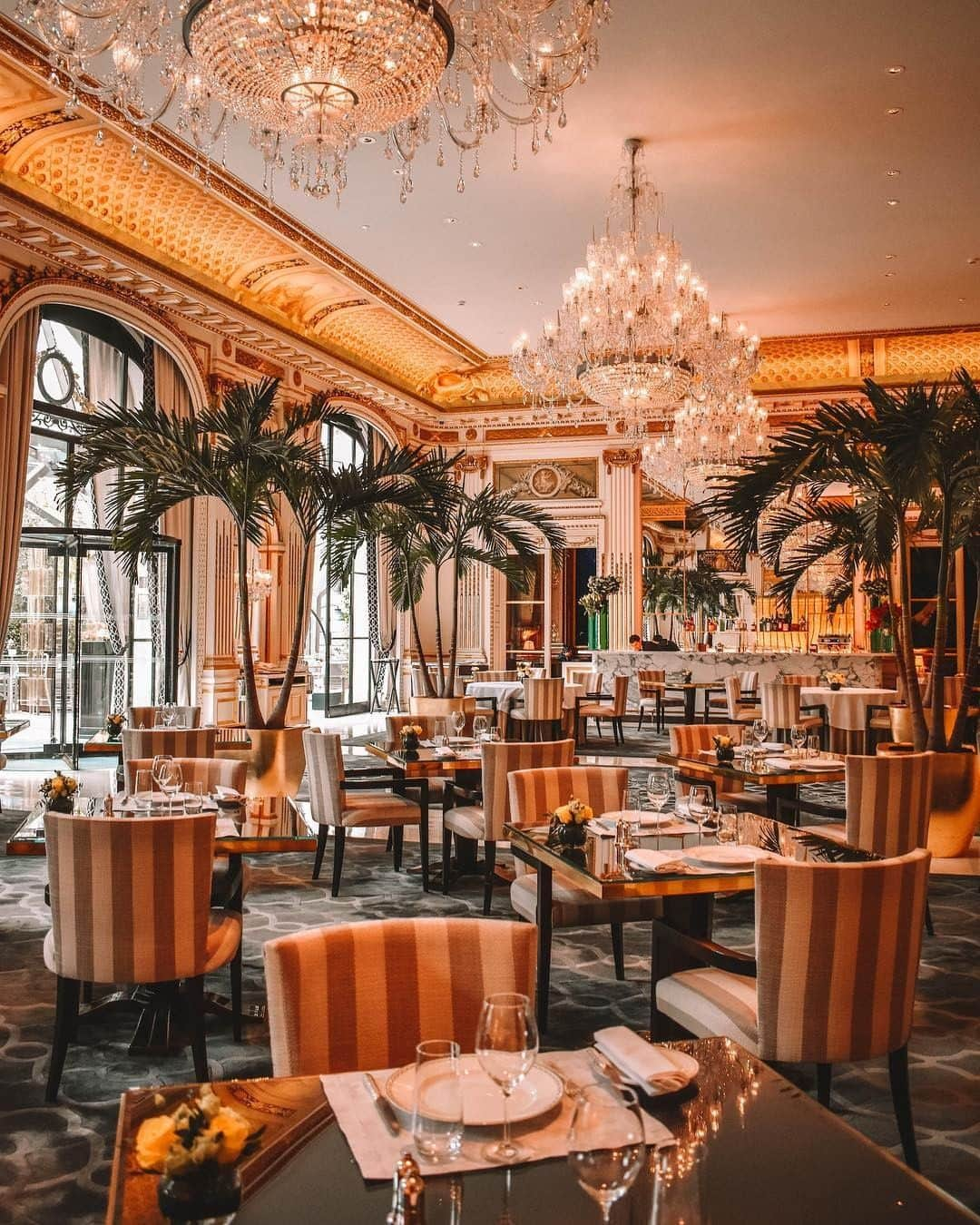 The Peninsula Hotelsさんのインスタグラム写真 - (The Peninsula HotelsInstagram)「Care to step inside? @heleneinbetween captures the gilded interiors of Le Lobby at @thepeninsulaparis. . . . . . . . . #peninsulahotels #luxuryhotels #luxuryhotelexperience #luxurytravel #travel #beautifuldestinations #welltraveled #traveldiaries #jetset #jetsetter #hotel #hotellife」5月17日 2時48分 - peninsulahotels