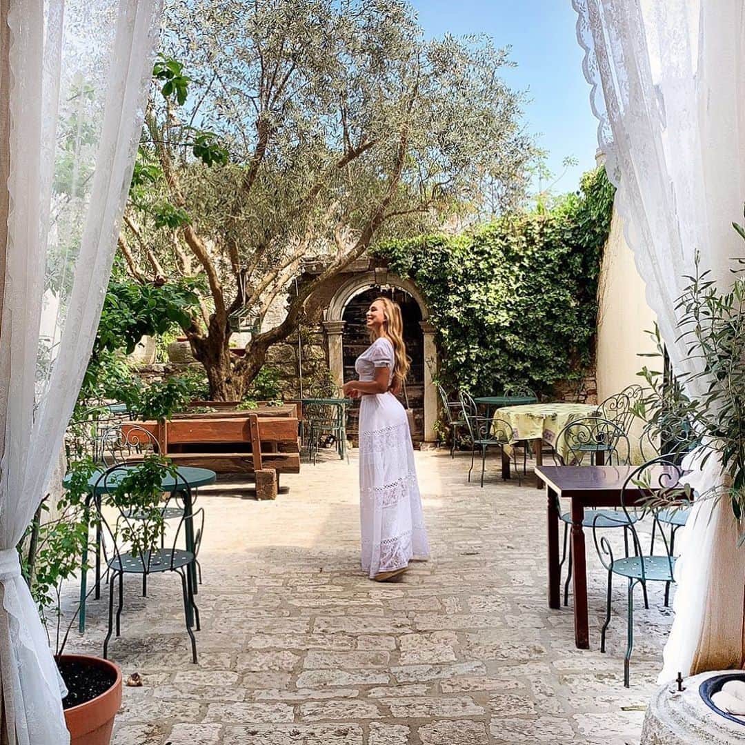 Weronika Bielikさんのインスタグラム写真 - (Weronika BielikInstagram)「When it’s already a throw back... My travel to Istria is already finished but the memories we made there with @magdalenaperlinska_ will stay with us forever. I am touched by incredible hospitality of all @shareistria and especially our driver, guide and body guard in one - Ivan (Igor), who unfortunately doesn’t have account in social media. Thank you for all the nice comments under my travel pictures, I know they are not usual, but you made me so happy with your kindness.  Happy Thursday ❤️」5月17日 2時48分 - veronicabielik