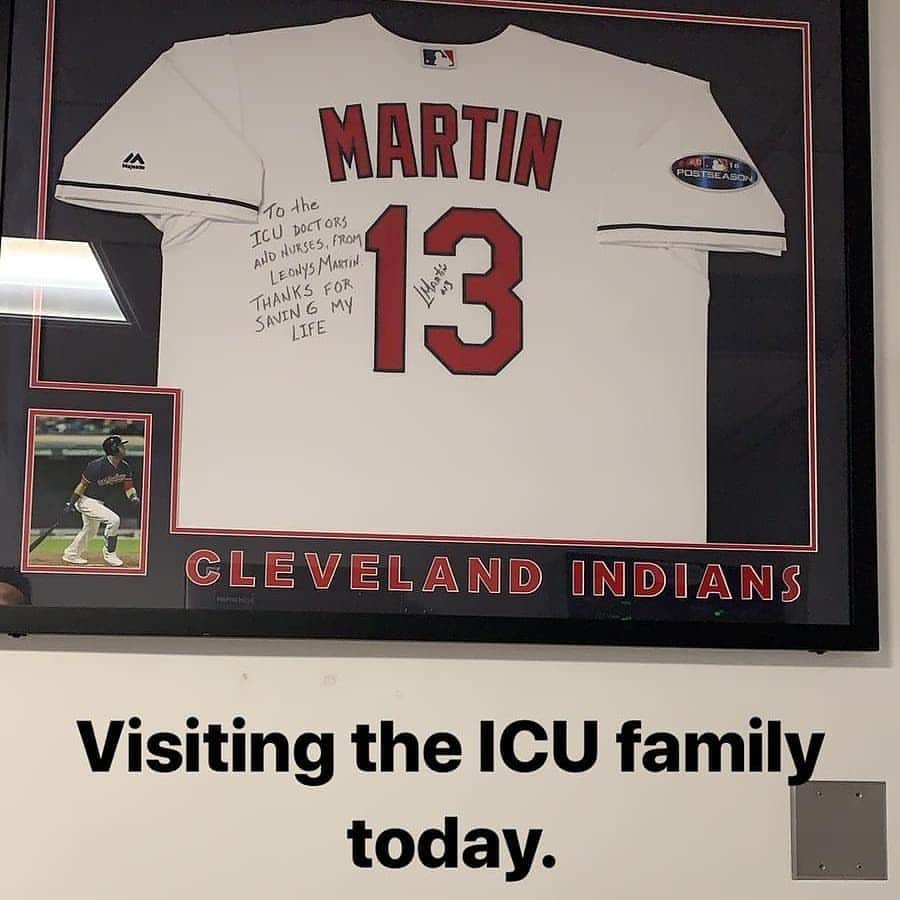 レオニス・マーティンのインスタグラム：「Visiting the ICU today. This place always makes me sentimental. A reminder that I was fighting for my life last year and I am forever grateful to those that assisted in that difficult time. Visitando la UCI hoy.  Este lugar siempre me hace sentimental.  Un recordatorio de que estuve luchando por mi vida el año pasado y siempre estoy agradecido con aquellos que me ayudaron en ese momento difícil.」