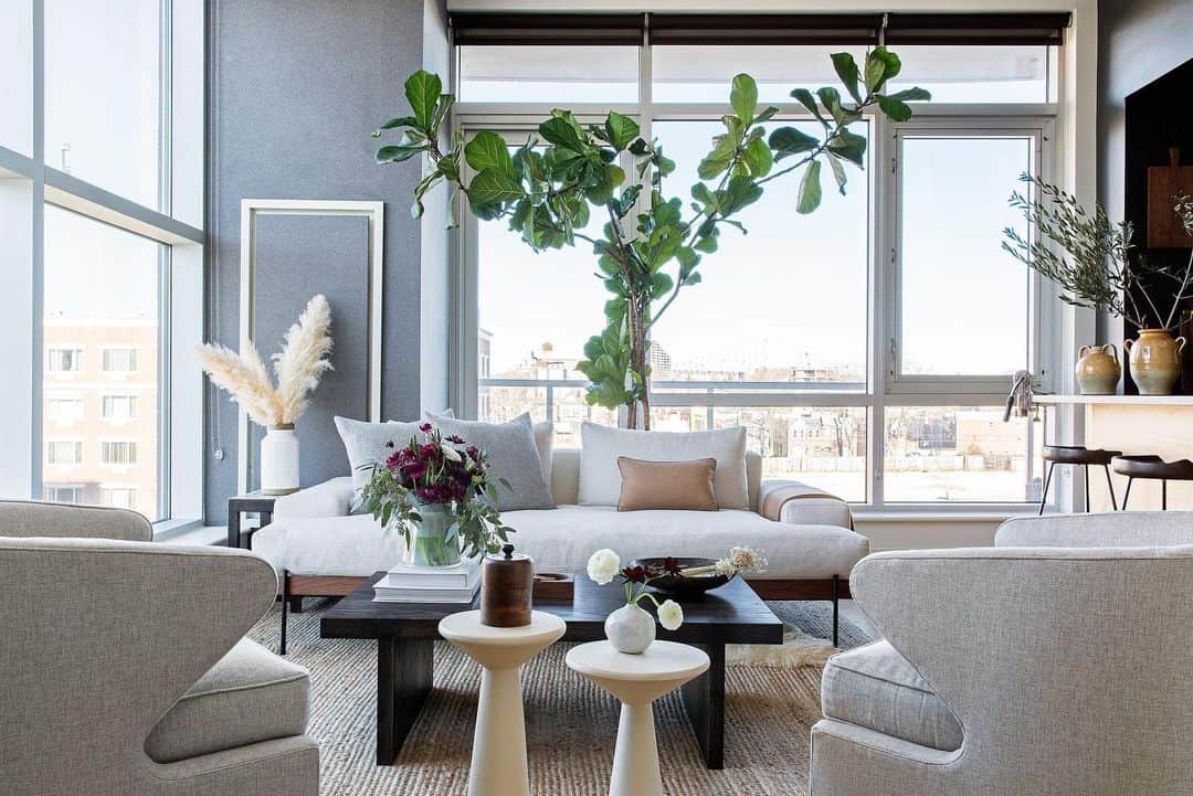 ELLE DECORさんのインスタグラム写真 - (ELLE DECORInstagram)「A lesson in neutrals, as seen in designer @beckymshea's airy Long Island City home. The open-concept space reflects Shea's signature organic-modernist aesthetic and love of both New York and California. "Our space is calm, earthy, and layered," Shea says of the inviting design scheme. Photography by Sean Litchfield. Click the link in bio for the full tour.」5月17日 2時54分 - elledecor
