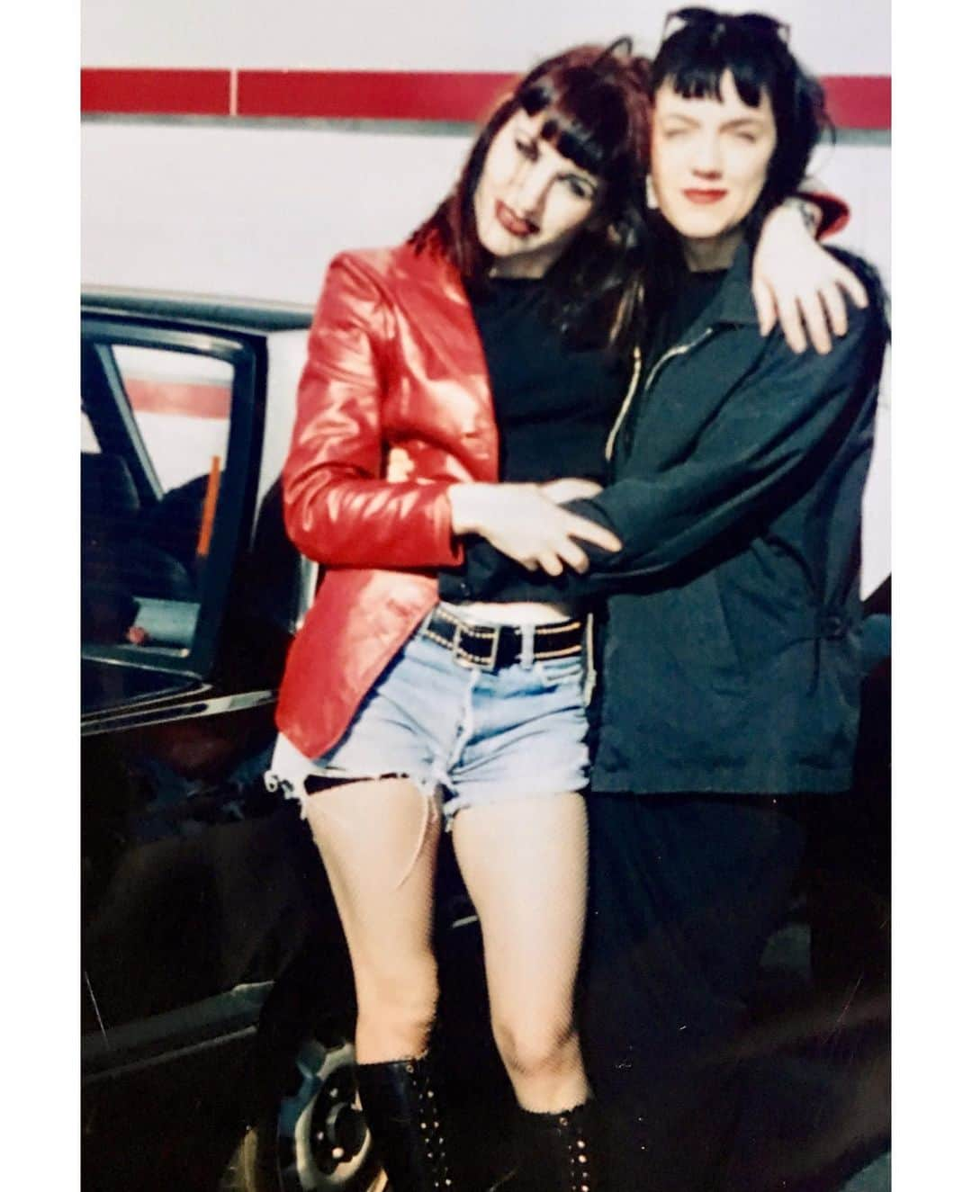 レイチェル・グッドウィンさんのインスタグラム写真 - (レイチェル・グッドウィンInstagram)「#tbt 90s San Francisco girls Forevah! When you have been friends so long you become family @daniellerust Remember how much I loved this red leather jacket? Unapologetically #genx #rachelgoodwinmakeup and yes I’ve been rocking a red lip for as long as I can remember.」5月17日 2時54分 - rachelgoodwinmakeup