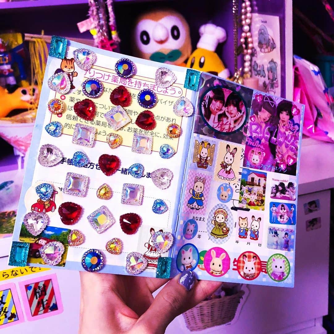 水野しずのインスタグラム：「ウラ面にもキラキラストーン貼りまくって可愛くした。童心、、、、(工作レベルも小学生くらい)お薬手帳とか可愛くないとやってられ〜ん✌️✨✨✨🐴✨✨✨✌️ちょっと前からコンサータ36ミリを服用してて、服用はじめてから全然何もできなかったのがめちゃ体動くようになってビックリしたけど何もしてない時に急に心拍数100超えたりするからゴリゴリ命削ってる感じではある。」