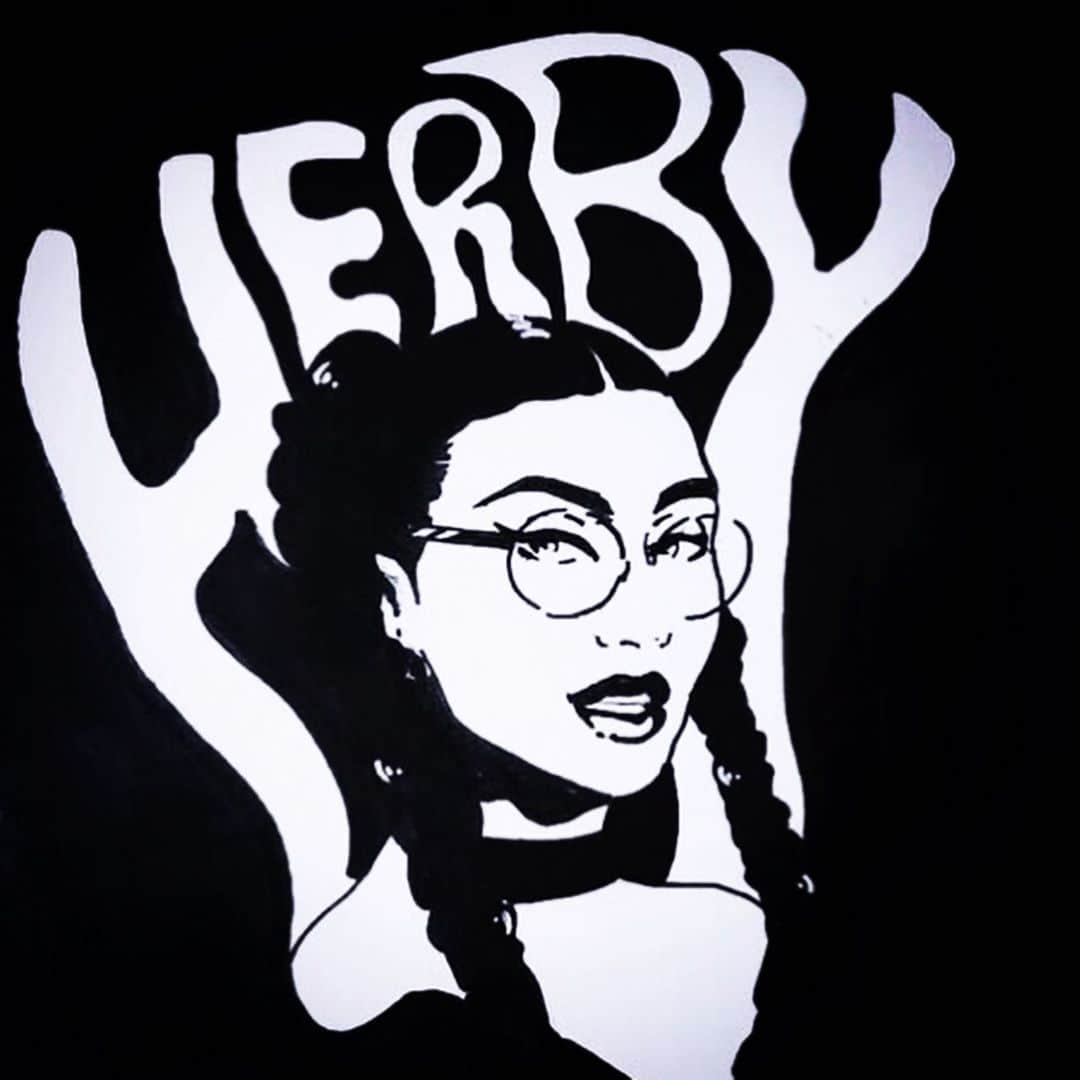 カーミンのインスタグラム：「surrounded by talent 🤦🏻‍♀️ proud to call you my friends + brilliant artists of the QVEENDOM 🖤」