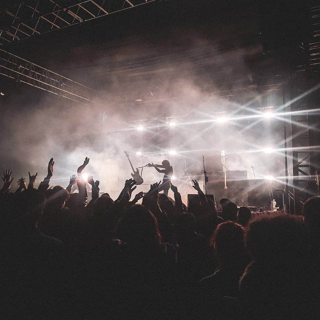 A Place to Bury Strangersのインスタグラム：「#Repost @fyrdow ・・・ A Place To Bury Strangers @aptbs rompiendo todo en @lerockfest 🤘  #aptbs #aplacetoburystrangers #LeRockFest #concertphotography #liveshow #live」