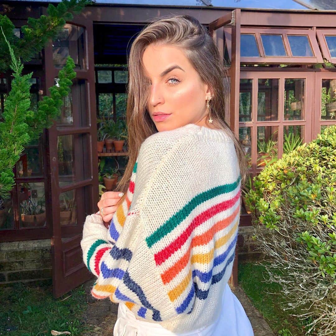 Bruna Unzuetaのインスタグラム：「“ oi, me chamou? “ 🌈」