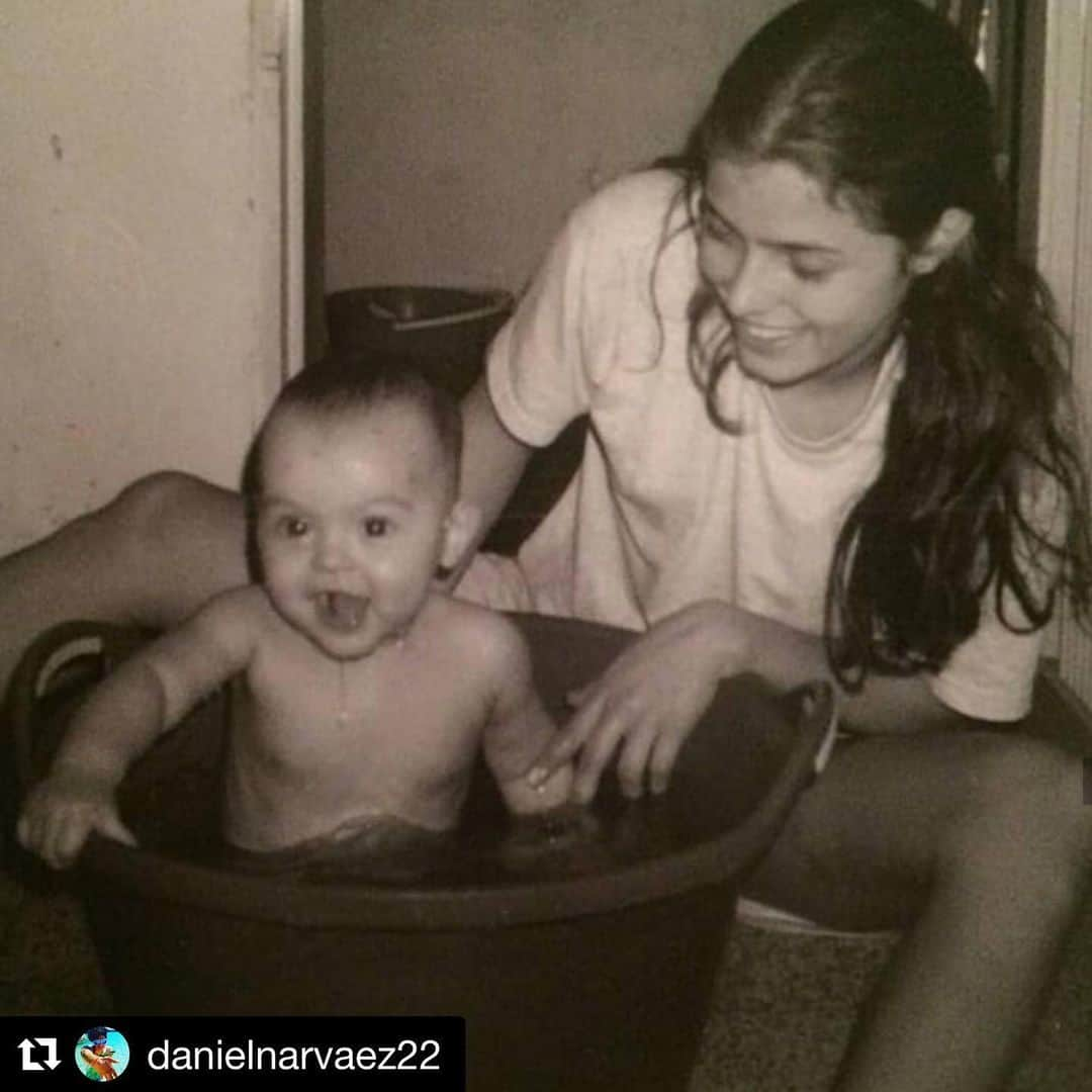 CRISSHURTADOさんのインスタグラム写真 - (CRISSHURTADOInstagram)「Les dejo este súper #tbt que eligió mi hijo para celebrarme el día de las madres 😍😭🥰❤️ Te amo hijo!  #Repost @danielnarvaez22 with @get_repost ・・・ Mi mama es la mejor del mundo, así como la tuya y la tuya. El amor no se mide por cantidad sino por calidad. En una madre encontramos ambas cosas, te amo mama por todas tus horas dedicadas a tus hijos y llevar el deber más allá de todo lo esperado.... mas vale tarde que nunca. Feliz dia mama! Te amo」5月17日 3時15分 - crisshurtado