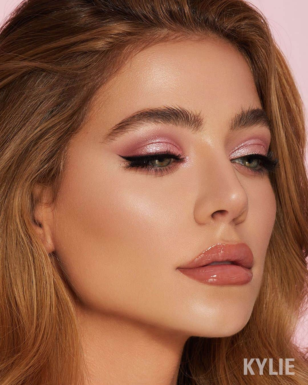 Kylie Cosmeticsさんのインスタグラム写真 - (Kylie CosmeticsInstagram)「“Roses are Red” Glitter Eye restocking tomorrow at 9am 💕⚡️」5月17日 3時15分 - kyliecosmetics