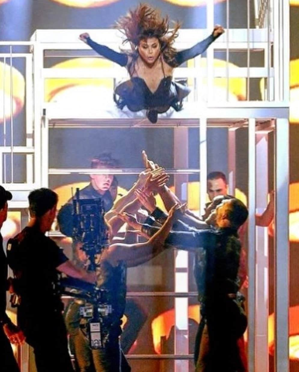 Nika Kljunさんのインスタグラム写真 - (Nika KljunInstagram)「Humbled by the history we made together @paulaabdul ! @bbmas #paulaabdul #medley #viralperformance . Still honored to have been a part of this moment... I want to thank everyone for all of the messages, calls (etc.) that I’ve received about my work on this performance 😌 the experience has been a dream and your love is the icing on the cake 🎂❤️ 🥺🙏🏻 your support means so much. What an amazing learning experience. #icandoanythingafterthis 😂 . The team was 🤗❤️!!! All the dancers, amazing @nickandrjofficial & my assistant @mmsanett... I love you so much! I appreciate you and cherish you close to my heart 🥰. You guys are the best!! Truly... . #honored #livinglegend #billboards2019 #sheisfearless #yup #theoneandonly #bolerointernational #bolerodancecenter #nikakljun #choreography」5月17日 3時20分 - nikakljun