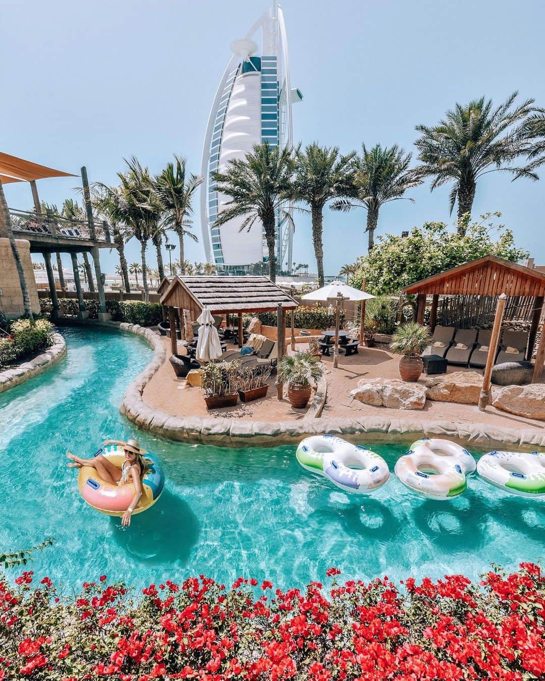 Izkizのインスタグラム：「Wild Wadi Waterpark is the best place to spend the day when it’s hot! There are rides and slides for all ages but I spent most of my time chilling on the lazy river 😎💦 @mydubai @wildwadiwaterpark #DubaiThemeParks #MyDubai #AmusementPark #Dubai #staysunny #Ad」