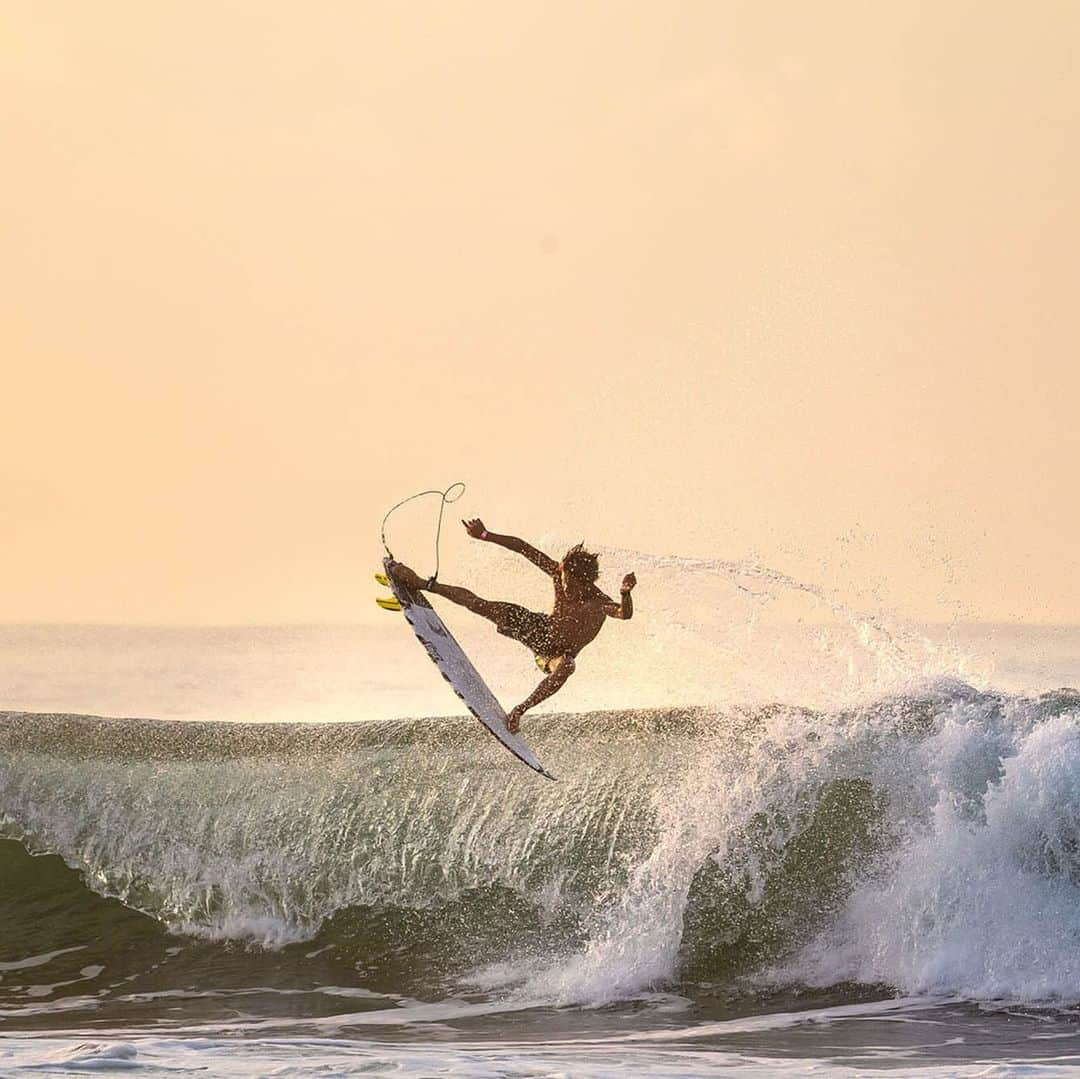 hurleyさんのインスタグラム写真 - (hurleyInstagram)「🌴Bali Update: ⠀⠀⠀ Waves are fun. @Reefheazlewood can’t stop smiling. @Elihanneman is always in the air.  @Rissmoore10 is into the Quarters.  And @Koloheandino22 found some fun waves down the beach. ⠀⠀⠀ More, in our stories. ⚡️」5月17日 3時34分 - hurley