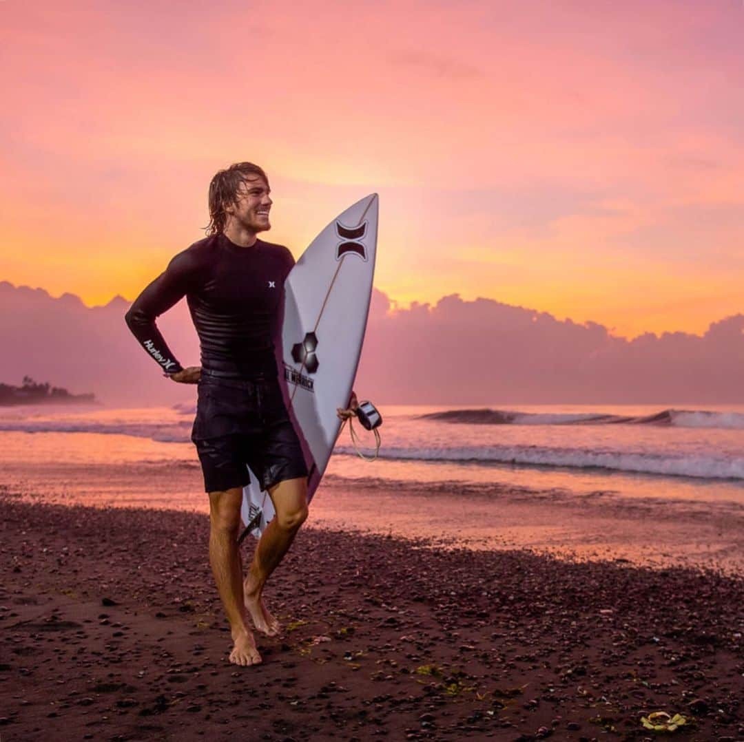 hurleyさんのインスタグラム写真 - (hurleyInstagram)「🌴Bali Update: ⠀⠀⠀ Waves are fun. @Reefheazlewood can’t stop smiling. @Elihanneman is always in the air.  @Rissmoore10 is into the Quarters.  And @Koloheandino22 found some fun waves down the beach. ⠀⠀⠀ More, in our stories. ⚡️」5月17日 3時34分 - hurley