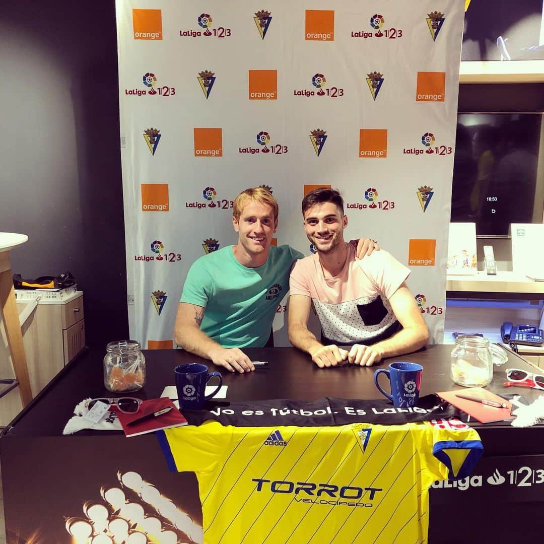 のインスタグラム：「Buena tarde con Carmona en Cádiz, gracias a los cadistas por vuestro cariño y apoyo💛💙 #Nosvemoseldomingo」