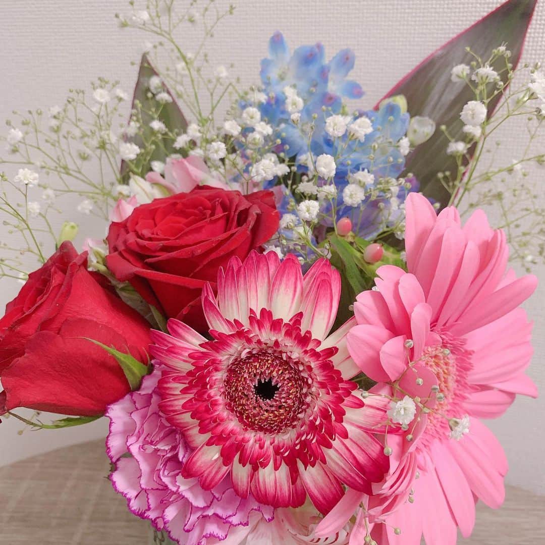 浜田翔子さんのインスタグラム写真 - (浜田翔子Instagram)「ぴんくなた🌷 あおこう💠 あかしょこ🌹 四周年のお花考えてくださってかな💐 gra-DOLL カラーのお花💐だった。 嬉しい🥺アイドルてお花もらう機会が多いと思うけど終わったらもらう機会もなくなるよね自分で買うになっちゃうからほんとに嬉しいです。 明日はMCが19時から ソフマップ①号店サブカル館7階になります。ぜひかぼちゃ同盟お祝いしましょ！」5月17日 3時37分 - shoko_hamada