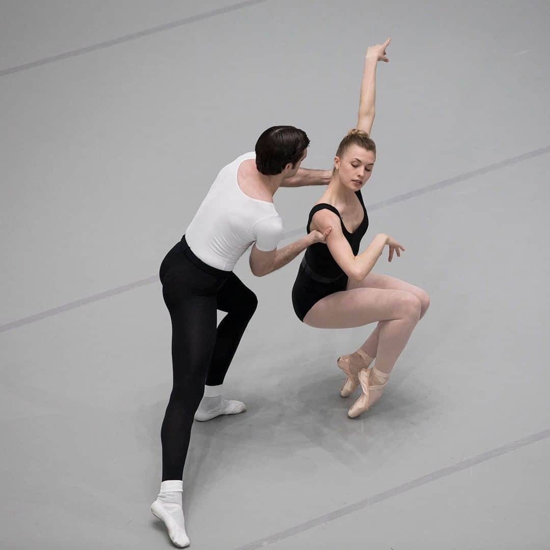 のインスタグラム：「“Balanchine famously said that there are no new steps, just new combinations...We have the traditional French names for all of those steps, it's just the angles at which they are being attacked and the combination in which they’re unfolding was new, and still feels new. It's…it’s radical.” –Adrian Danchig-Waring, principal dancer at the @nycballet and the director of the New York Choreographic Institute … Hear more perspectives on the artists of #LincolnKirstein’s Modern in our audio guide: mo.ma/kirsteinaudio (link in bio) … [Credit: George Balanchine. “The Four Temperaments.” 1946. Excerpt presented in “Kirstein and Balanchine’s New York City Ballet: Four Modern Works” in the Marron Atrium at The Museum of Modern Art, New York, March 16, 2019, in conjunction with Lincoln Kirstein’s Modern (March 17–June 15). Dancers, from left: Peter Walker, Miriam Miller. Digital image © 2019 The Museum of Modern Art, New York. Photo: Julieta Cervantes]」