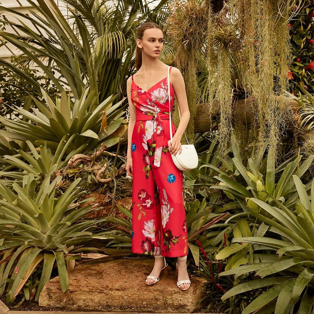 Ted Bakerさんのインスタグラム写真 - (Ted BakerInstagram)「Wrap-up your summer with the PIIPER. (Berry Sundae wrap jumpsuit: PIIPER)」5月17日 3時40分 - tedbaker