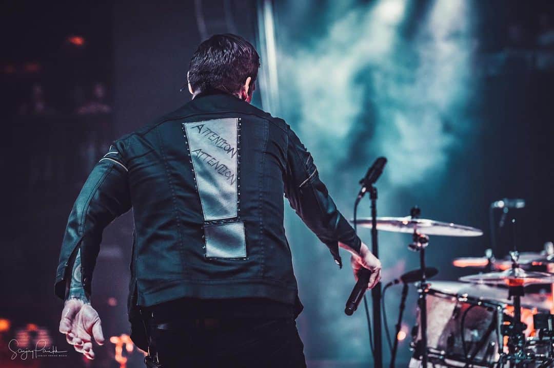 Shinedownさんのインスタグラム写真 - (ShinedownInstagram)「ATTENTION ATTENTION... Weather looks perfect for a #LunaticLuau19 😎 You're up next Virginia Beach! See you Friday for @fm99wnor. Tickets still available 👉 http://bit.ly/2W5C3MH . . 📷 @sanjayparikhphoto #shinedown #eveningwithshinedown #attnattnworldtour #attentionattention」5月17日 3時47分 - shinedown