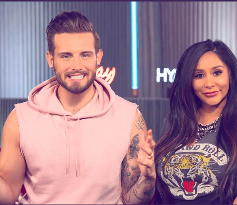 ニコール・ ポリッツィのインスタグラム：「YASSS🔥🔥 Before season 2 starts, we had to re-live some of the most ink-redibly insane tattoos from Season 1. The #TattooFar: Top 10 Cringe-Worthy Tattoos special airs TONIGHT at 9/8c on @MTV! ❤️」