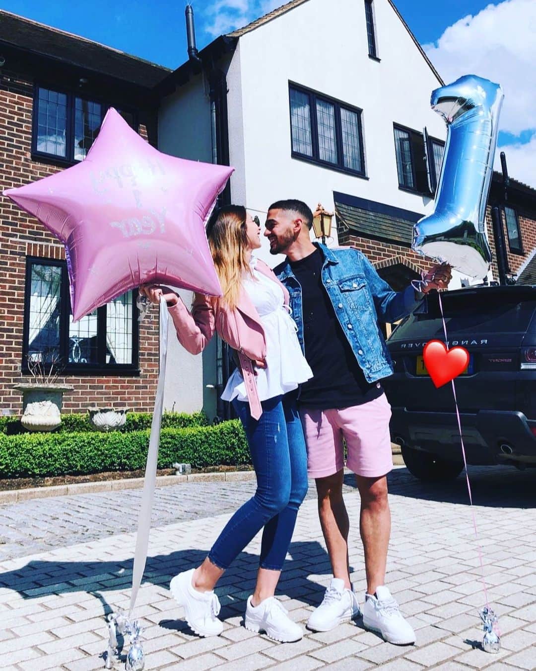 マヌエル・ランシニのインスタグラム：「Feliz 1 año mi amor!! Que la vida nos de muchos más momentos de felicidad y alegria. Te amo y te elijo siempre 😍❤️ #1año」