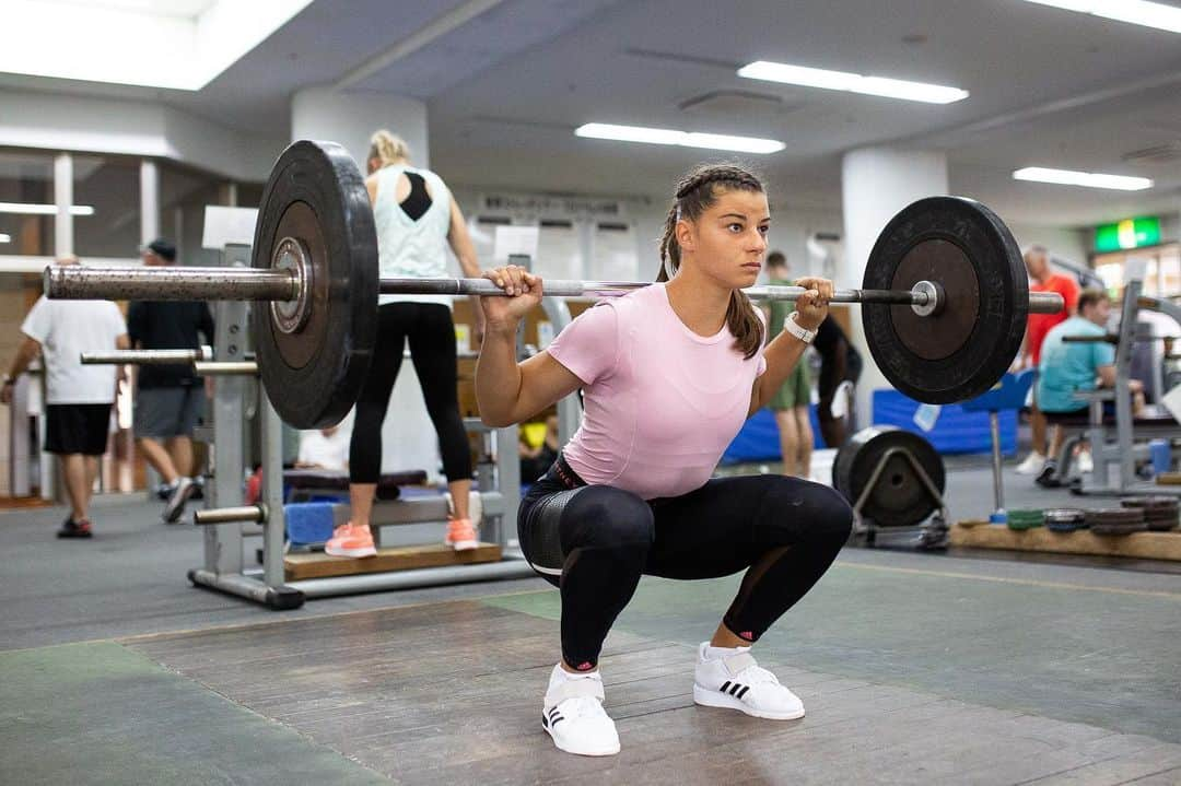 Katrin Fehmのインスタグラム：「Back in the office 🏋🏽‍♀️. Nach zwei regenerativen Einheiten geht’s wieder in die Vollen 💪🏽 _________________________________________________ #backontrack #weights #weightsession #liftheavy #squats #focus #heretocreate #adidaswomen #adidastraining #motivation #photooftheday #sprinttraining #competitionprep #buddyimhintergrund」