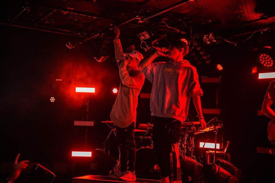 Bars and Melodyさんのインスタグラム写真 - (Bars and MelodyInstagram)「And that’s the end of the CHOKE TOUR (part 1)  Thanks everyone so much who came!  It’s been an amazing tour and it all starts again sooner than you think 😏 New music coming soon just you wait 😇❤️ Love you all」5月17日 3時56分 - barsandmelody