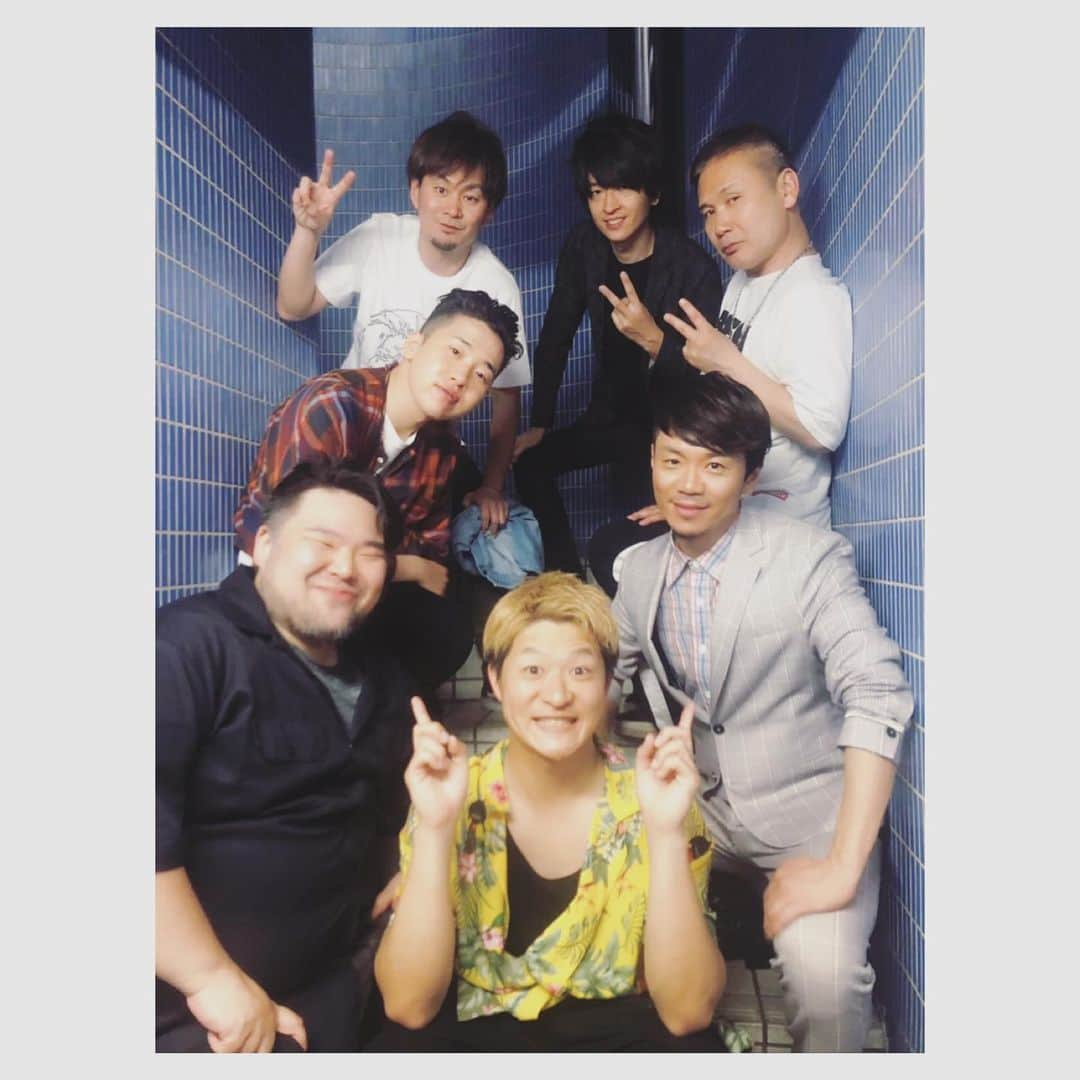 和田昌哉さんのインスタグラム写真 - (和田昌哉Instagram)「X-CHANGE #9 ライブ終わりましたー！楽しかった、あまりに楽しかったので今も身体がふわふわしてる！ . まず、いつものメンバーで音楽ができることの喜び。これ以上のものはない。ペニーさん、ケンシくん、バンちゃん、マナブン、しょうくん、演奏はもちろん最高、そして心からリスペクトしてる彼らと一緒に演奏できるって、俺ってホンマに幸せだと思う。 . 1stは、Shingo Okamoto！REBBITで作詞で協力した２曲を歌えたこと。しょうくん、シンゴくんには感謝しかないです。目を赤くしながら話すシンゴくんに僕も半泣きでした…。Live Like Youって、歌詞の話をもらった時にちょうど俺も同じような気持ちでいて、そこから出てきた言葉なんですが、その曲を今日一緒にパフォーマンスできるなんてね…。 . そして、2ndのMay J.!!!彼女の歌とプロ意識はマジで凄い。リスペクトしかない。２年前のLAでのレコーディングは一生心に残る思い出になってる。一緒に歌詞を書いたSIDE BY SIDE、俺が個人的に大好きなHeroをこんなに近くで聞けたのは純粋に嬉しかったし、なにより俺らX-CHANGEとMay J.共作の新曲 In The Zoneを披露できたのは最高でした。（靴を脱いでえげつないほどの本気出してくれました。）出来たばかりの曲をあそこまで魂ぶつけて歌ってくれて、本当にありがとう。（デュエットめちゃ楽しかった！） . マナブンと作った俺の新曲 Different Beat、アンコールで披露したんだけど、こんなに好き勝手に作って、好き勝手に演奏して、でもこれでいいんだって思えたこと、すごい収穫でした。 . そして、聞きに来てくださった方々、終わってから感想を伝えてくださった方々、メッセージくれた方々、皆さんとこんな素敵な時間を共有できた幸せね…。 . 2枚目の写真はセトリ、そして最後の写真は亡くなった俺のマネージャーさん（通称組長）のお姉さんが送ってくださったお花。あたたかい気持ちになりました。 . 何が言いたいかというとね、素敵な人達の繋がりで音楽を作り、演奏し、共有するって、実は稀なことじゃないかって思う。 . 今そんな音楽人生を遅れていることに感謝の気持ちでいっぱいです。 . ありがとうございました！」5月17日 3時59分 - masayawada