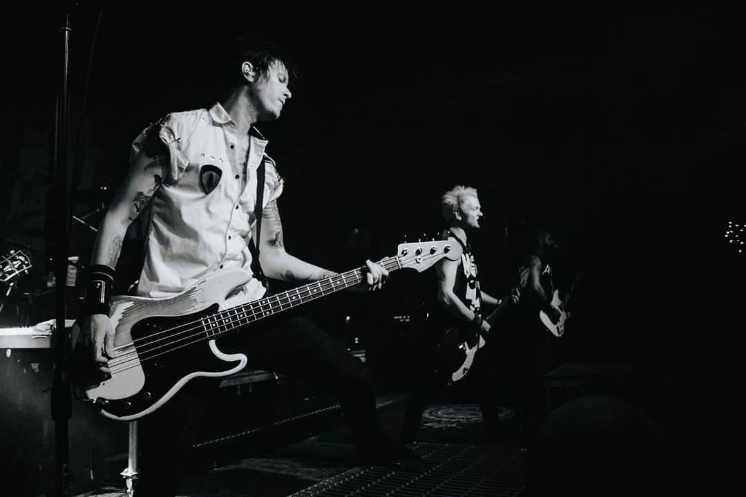 Sum 41さんのインスタグラム写真 - (Sum 41Instagram)「May 12 | @thebasementeast | #Nashville, TN 📷: @acaciaevans  #NoPersonalSpaceTour #NoPersonalSpace #Sum41」5月17日 4時03分 - sum41