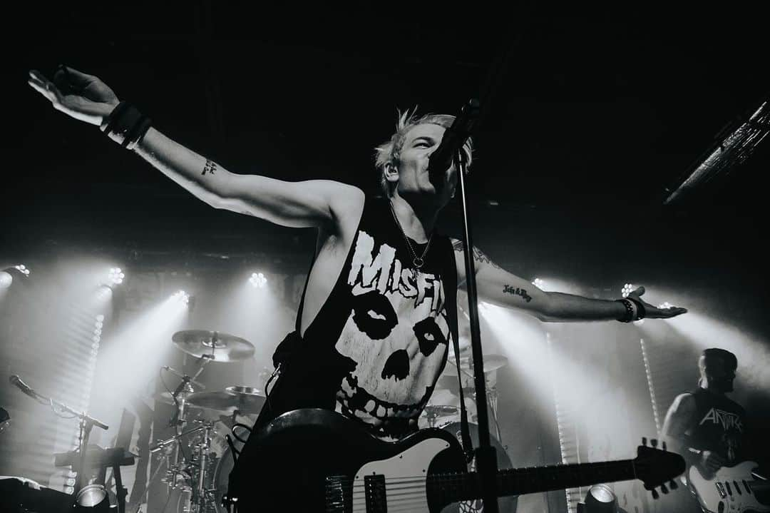 Sum 41さんのインスタグラム写真 - (Sum 41Instagram)「May 12 | @thebasementeast | #Nashville, TN 📷: @acaciaevans  #NoPersonalSpaceTour #NoPersonalSpace #Sum41」5月17日 4時03分 - sum41