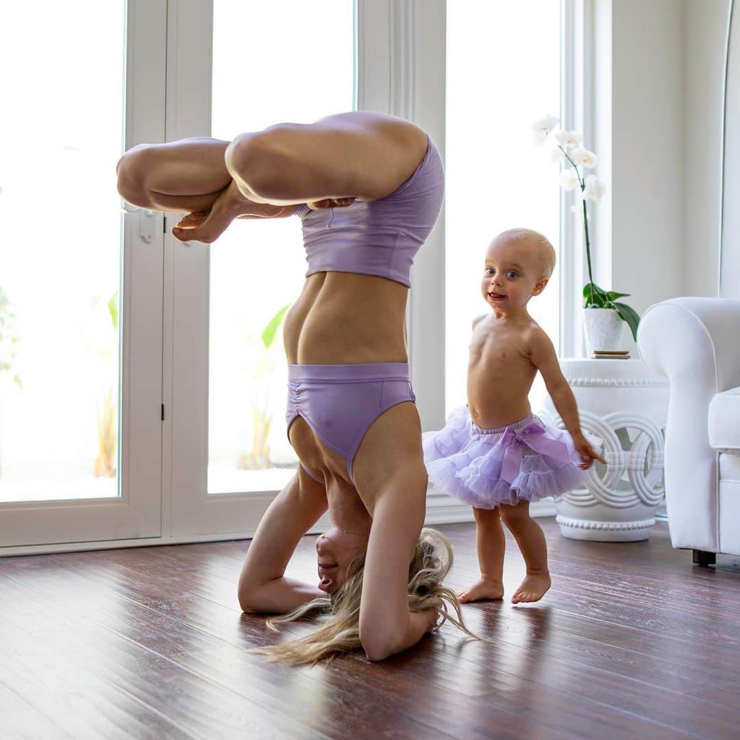 ALO Yogaさんのインスタグラム写真 - (ALO YogaInstagram)「When the weekend is almost here to play 🙃💜 @ashleygalvinyoga shares her practice with her little girl, Koa, in her Ultraviolet Sunny Strappy Bra & Alosoft Aura Short ✨☺️ #aloyoga #yoga」5月17日 4時03分 - aloyoga