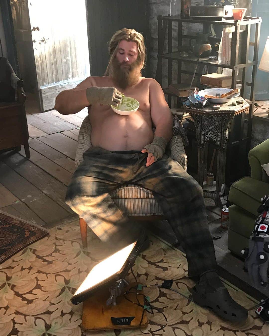 ショーン・ガンさんのインスタグラム写真 - (ショーン・ガンInstagram)「I’m not sure how the internet lasted this long without pictures of Thor Lebowski eating guacamole chips off his beer belly.  #yourewelcome」5月17日 4時06分 - thejudgegunn