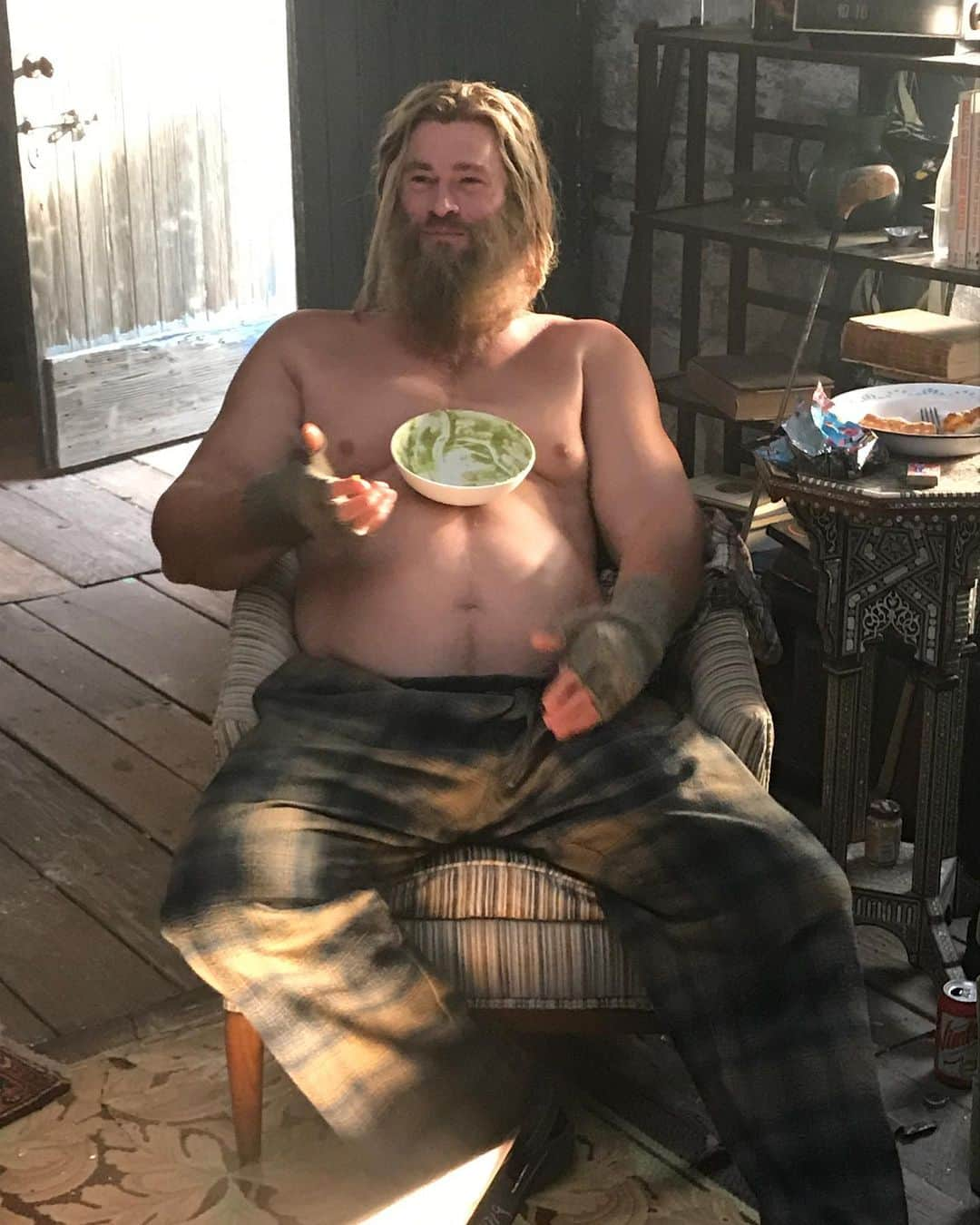 ショーン・ガンさんのインスタグラム写真 - (ショーン・ガンInstagram)「I’m not sure how the internet lasted this long without pictures of Thor Lebowski eating guacamole chips off his beer belly.  #yourewelcome」5月17日 4時06分 - thejudgegunn