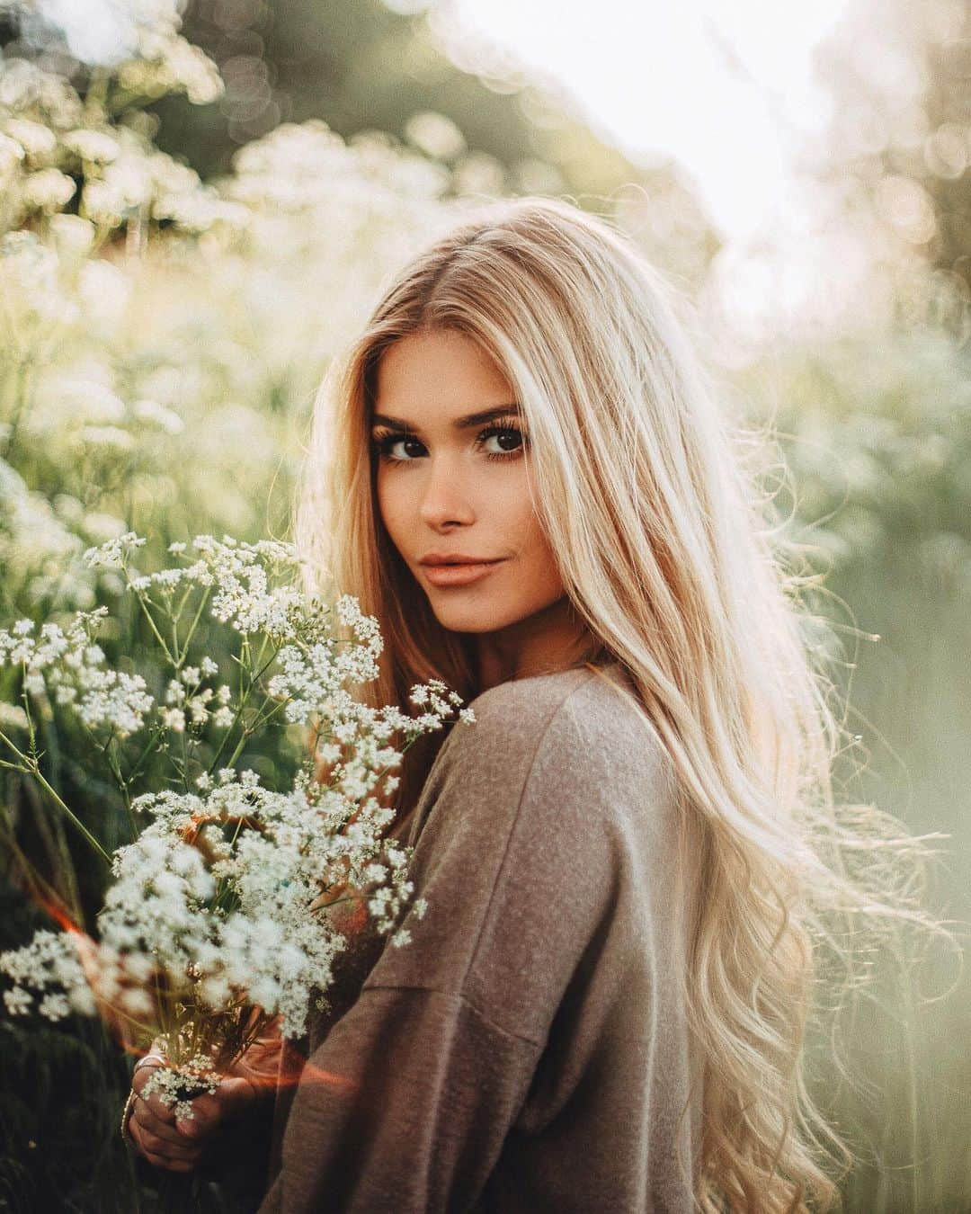 パメラ・ライフさんのインスタグラム写真 - (パメラ・ライフInstagram)「always judging so quickly .. this looks like the most beautiful flower field lol. But in reality it was a tiny spot next to the autobahn/highway, with a muddy path that smelled like cow’s shit and was full of annoying flies. But the light was beautiful and @annanassaft convinced me that this is a nice vibe :D  And on this picture: you have no freaking idea haha. . . Same for everything else in life. We - judge - so - quickly. I sometimes catch myself judging about strangers on the street or people that I see on social media. Until I remember: I know nothing about them, I only see a tiny fact that makes me think „I know it all“ and my thoughts are probably a little superficial. But at least I notice & give myself the opportunity to change my mind and have positive and beautiful thoughts about the same situation next. I’m not perfect, you’re not perfect, and guess what: we don’t need to be. #love」5月17日 4時12分 - pamela_rf