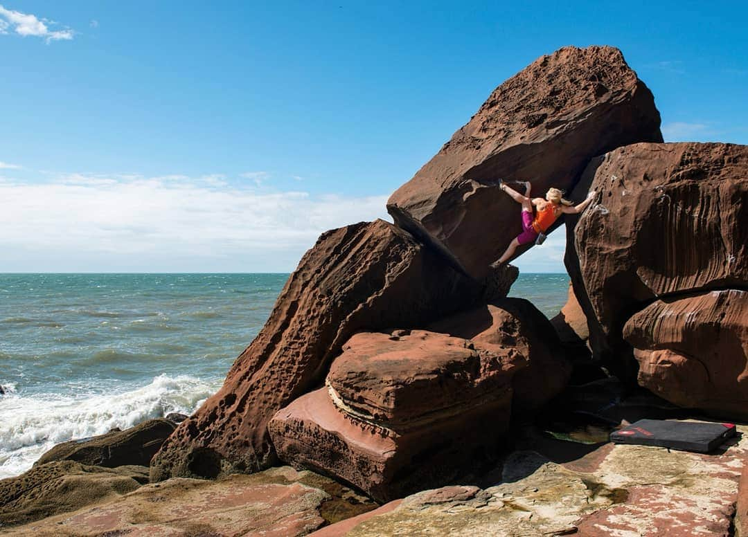 リア・クレインさんのインスタグラム写真 - (リア・クレインInstagram)「Sunshine 🌞🌞🌞 By the sea, in the sun, on red rocks 💕 St Bees boulders are beautiful! I remember this day well, one of the most serene sessions I've had on rock.  If you go and check it out, be careful getting in and out to the sea platform! 📷: @sharples.keith  @marmot_mountain_europe  @fiveten_official  @frictionlabs  @dark_ventures  #tbt」5月17日 4時28分 - leahcraneclimbing