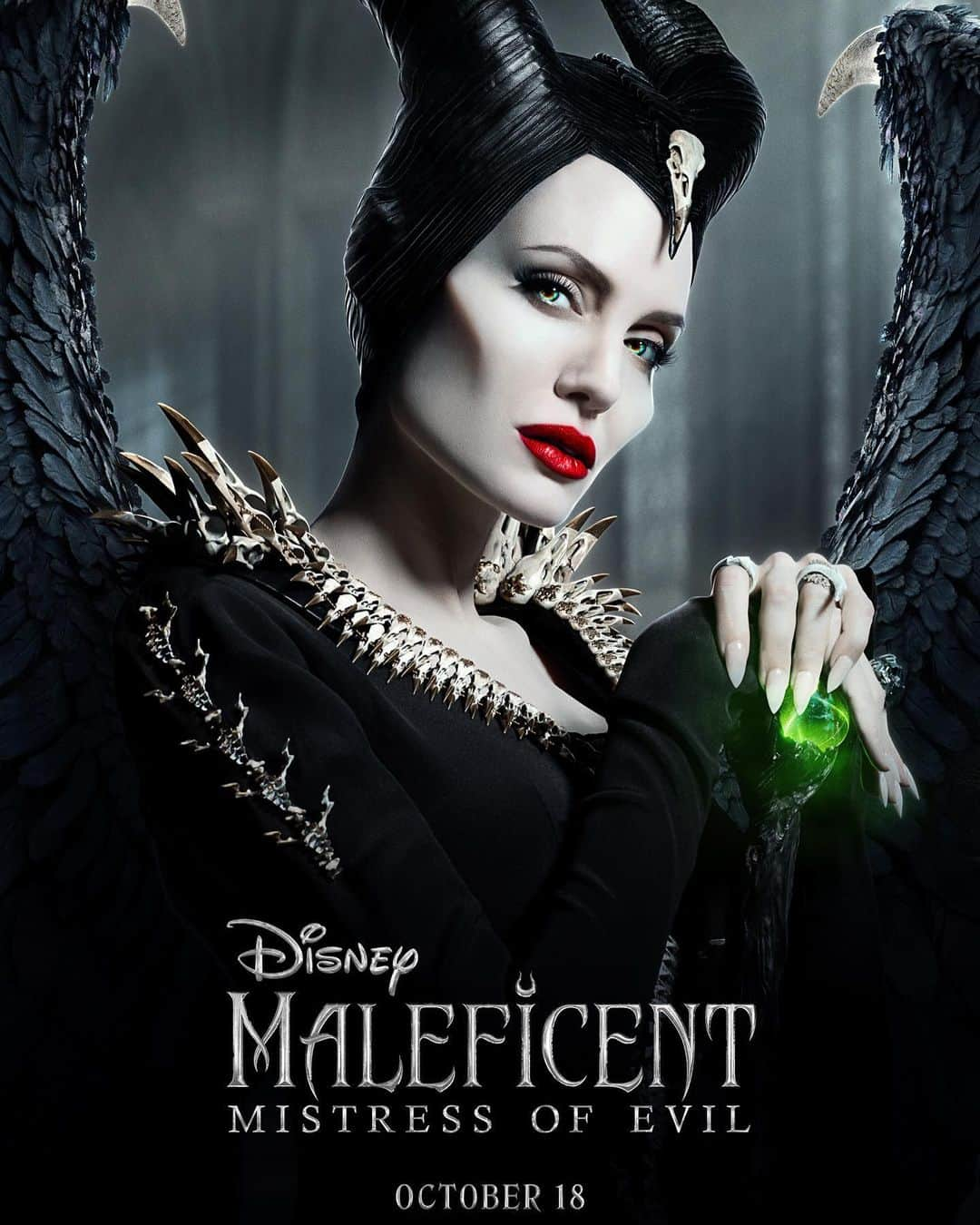 Walt Disney Studiosさんのインスタグラム写真 - (Walt Disney StudiosInstagram)「Swipe through to take a closer look at the new #Maleficent: Mistress of Evil poster. See the film in theaters October 18!」5月17日 4時29分 - disneystudios