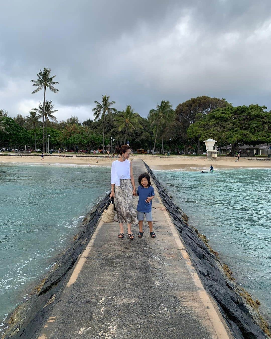 春名亜美さんのインスタグラム写真 - (春名亜美Instagram)「昨日のスクール帰りは、「お魚見に行きたい！」とリクエストされ、久しぶりにお魚が見えるbeachへ🏖 ただ、今にも雨が降り出しそうで空がめっちゃ不気味 笑  でもそんな空事情なんて長男には関係なし。 魚やカニを見続けてました🐟🦀 ・ ・ ・ #5歳 #5yearsold #son #boy #男の子ママ #ハワイ #Hawaii #hawaiilife #ハワイ生活 #ハワイ暮らし #ハワイライフ #夕方散歩」5月17日 4時30分 - amiharunaami