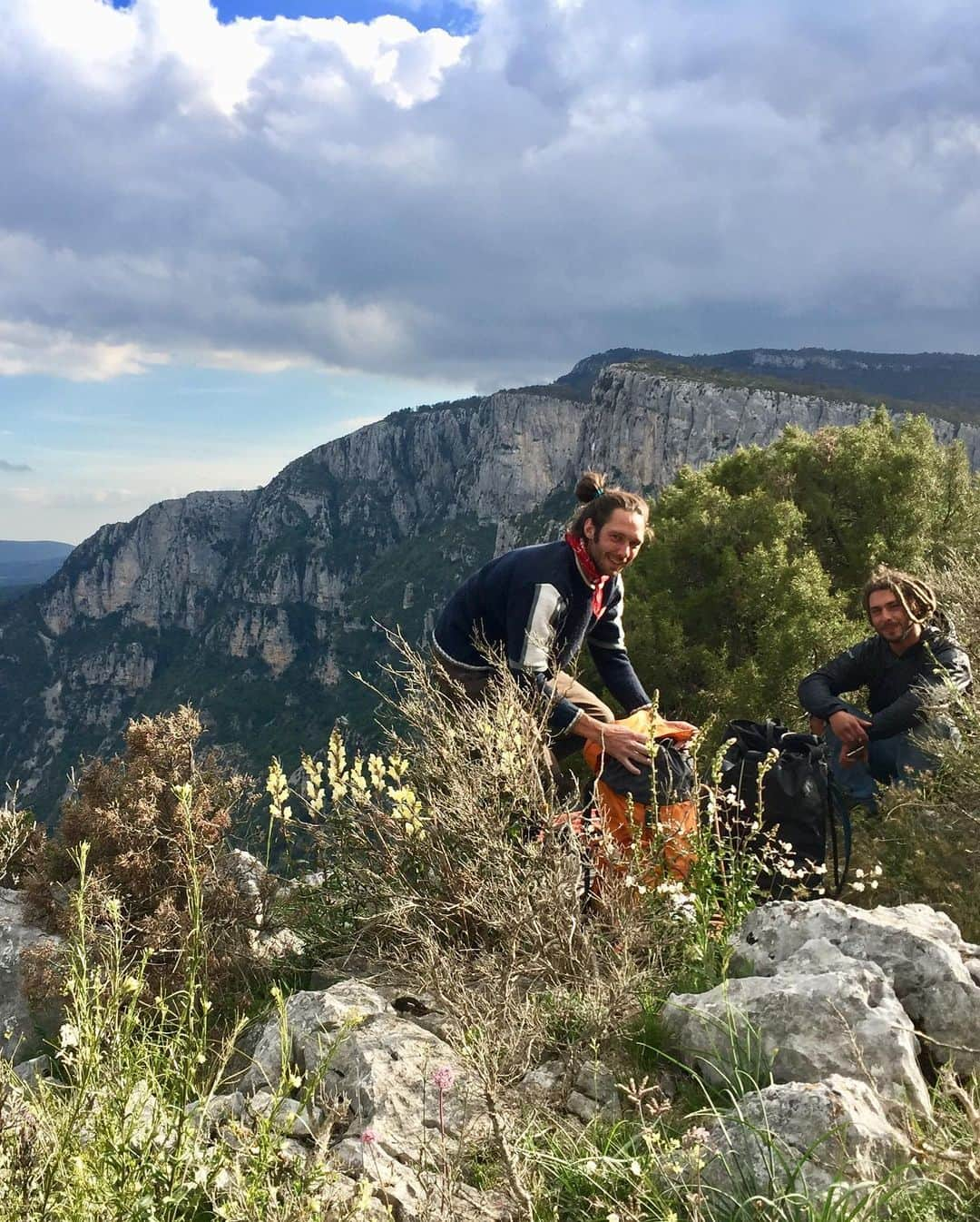 ニナ・カプレツさんのインスタグラム写真 - (ニナ・カプレツInstagram)「Mingus!!! Whooooo, what a rewarding and propre lead send today of this 300 meter long route in the Verdon George, a place I love so much!  It has been a very exciting journey to rebolt this historic 12 pitch long route during 3 days and then, only after one rest day, sending it.  I’m going to publish a clean topo of the route in my blog soon.  Thanks Ann for the excellent bolting session and Sam for the perfect climbing day and Gio for the photos on our top out. Gypsy crew on fire!  #gorgesduverdon I love you!!! ❤️❤️ #lovelife #multipitch #rockclimbing #helmetup #scarpaclimb  @scarpaspa @petzl_official @arcteryx @hard.bar」5月17日 4時37分 - ninacaprez