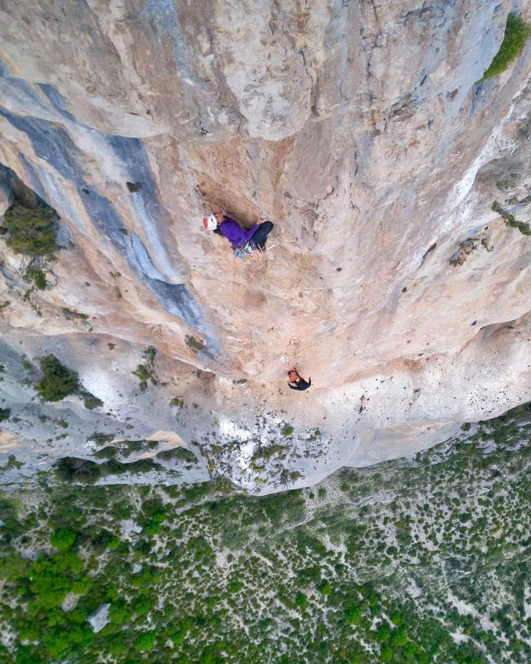 ニナ・カプレツさんのインスタグラム写真 - (ニナ・カプレツInstagram)「Mingus!!! Whooooo, what a rewarding and propre lead send today of this 300 meter long route in the Verdon George, a place I love so much!  It has been a very exciting journey to rebolt this historic 12 pitch long route during 3 days and then, only after one rest day, sending it.  I’m going to publish a clean topo of the route in my blog soon.  Thanks Ann for the excellent bolting session and Sam for the perfect climbing day and Gio for the photos on our top out. Gypsy crew on fire!  #gorgesduverdon I love you!!! ❤️❤️ #lovelife #multipitch #rockclimbing #helmetup #scarpaclimb  @scarpaspa @petzl_official @arcteryx @hard.bar」5月17日 4時37分 - ninacaprez