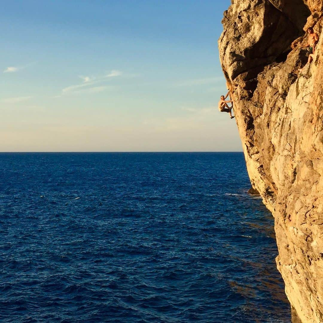 クリス・シャーマさんのインスタグラム写真 - (クリス・シャーマInstagram)「This place never ceases to blow my mind. What a inspirational couple days sussing out a new dream project ropeless, above the sea in Mallorca. This is a shot I took several years back of my good friends #jorgevisser and @nateagold  @prana @psicocomp」5月17日 4時38分 - chris_sharma