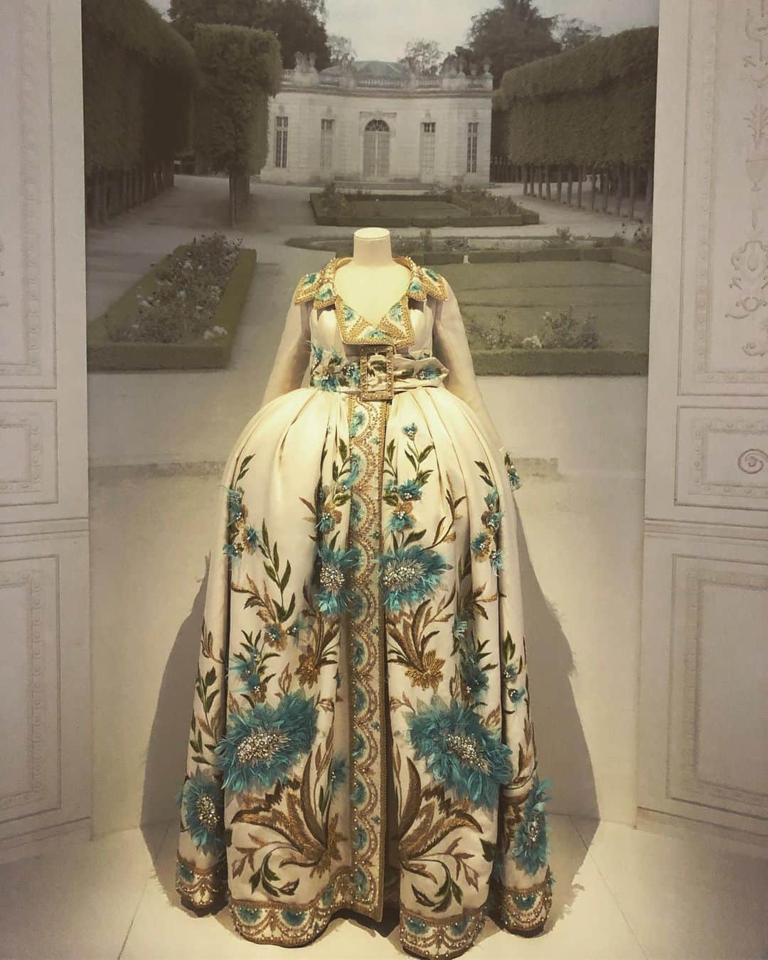 シネイド・ケアーさんのインスタグラム写真 - (シネイド・ケアーInstagram)「Christian Dior ”Designer Of Dreams”Exhibition at the V&A.....🤤❤️ Gorgeous!! #ChristianDior」5月17日 4時40分 - sineadskate