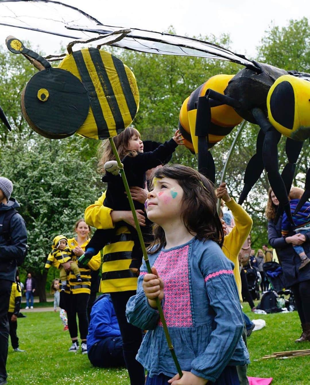 レオナルド・ディカプリオさんのインスタグラム写真 - (レオナルド・ディカプリオInstagram)「#Regram #RG @extinctionrebellion:🐝 On Sunday, @xr_families_london and friends marched from Trafalgar Square to Buckingham Palace to hand in letters to the Queen asking her to declare a Bee Rehabilitation Programme on all her land across the UK. Without bees we would be very hungry - they pollinate much of the crops and plants that produce our food. Thirty-five species of bees in the UK are facing extinction because of habitat-loss and pesticides. 🐝 #savethebees #extinctionrebellion #xrfamilies Photo by @jeremyhutchison」5月17日 4時41分 - leonardodicaprio