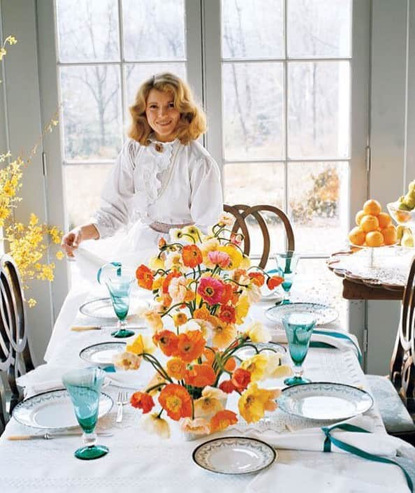 マーサ・スチュワートさんのインスタグラム写真 - (マーサ・スチュワートInstagram)「For this week’s #TBT, we’re going back to @marthastewart48’s first cookbook, "Entertaining," which was published in 1982! ✨ Following the success of her catering company, the cookbook, which was actually considered unusual at the time for having all color photographs, proved to be extremely popular and in essence, where Martha's cookbook career began. 📚 And the cover photo was taken right inside her very first home at Turkey Hill, featuring her grandmother’s fine China, blue glass goblets and a bright array of garden poppies. 🏡 Take a look back at all of Martha’s career milestones from beginning to present at the link in bio! 👆🏼📷: courtesy of Clarkson Potter」5月17日 4時50分 - marthastewart