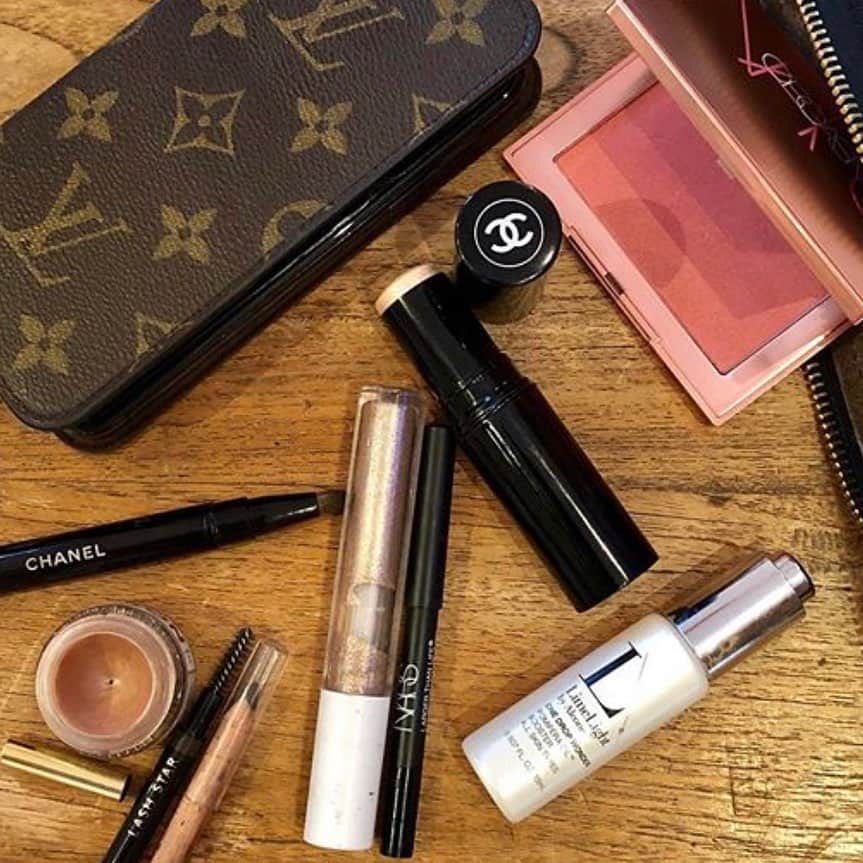 ボビー・ブラウンのインスタグラム：「Today’s make up for @pncbank webinar. Can  a minimalist get any more minimal? Ask @susanacanario」