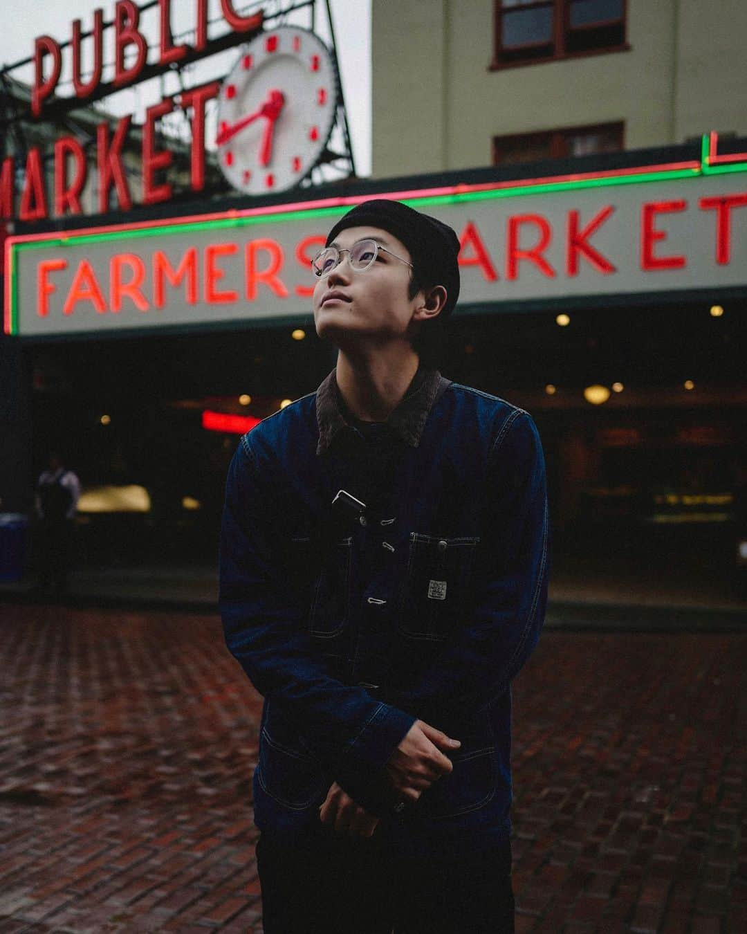 アレックス・シブタニさんのインスタグラム写真 - (アレックス・シブタニInstagram)「Waiting for the rain. #🌧 #pikeplacemarket #seattle #welivetoexplore #hsinthefield」5月17日 4時58分 - alexshibutani