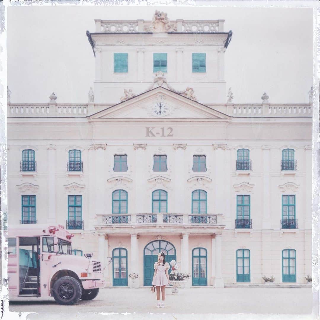 メラニー・マルティネスのインスタグラム：「💘K-12 ALBUM COVER💘」